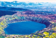 Ein Maar - ein vulkanischer Eruptionskrater (Foto:Google Earth Studio)
